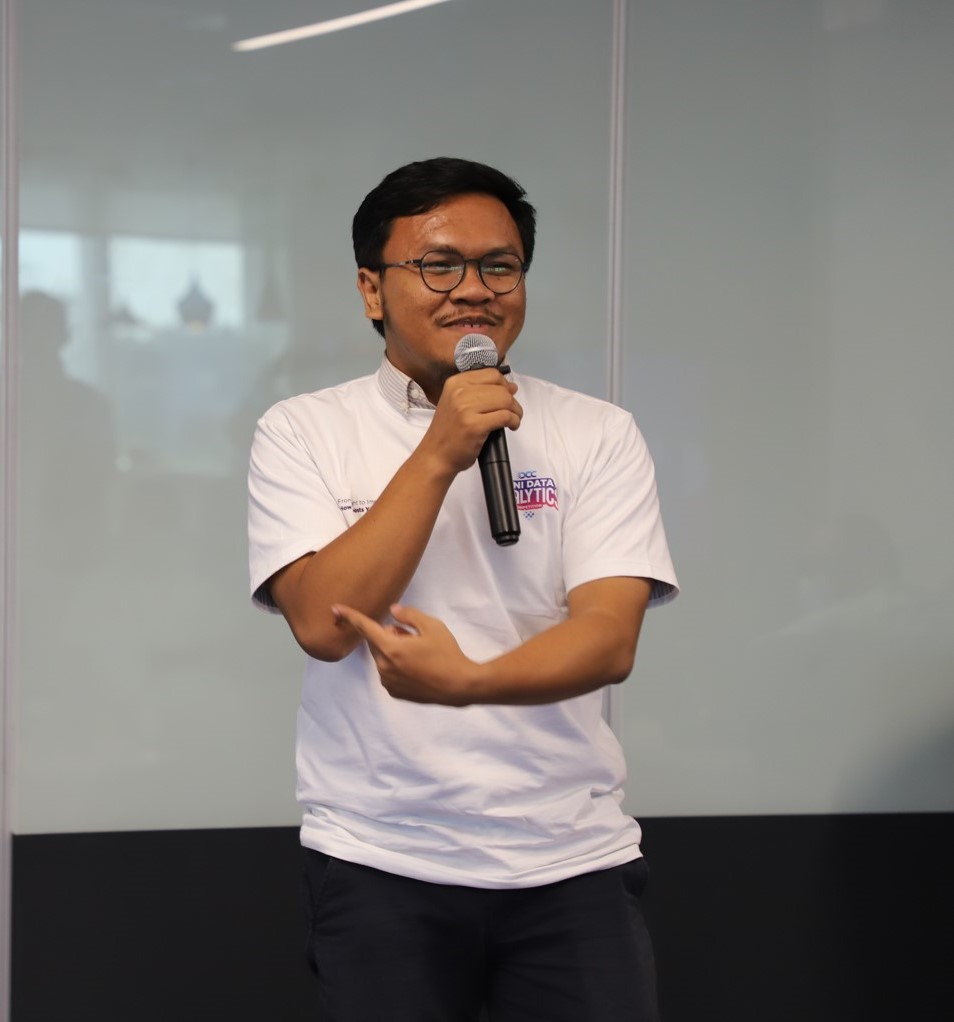 Dhany Indraswara speaking at an event